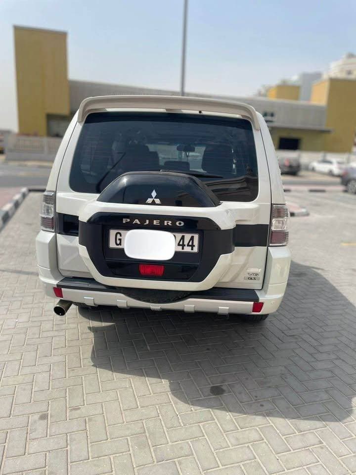 2015 Mitsubishi Pajero thumbnail 4