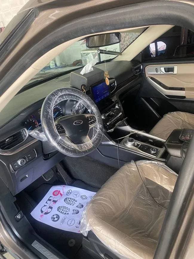 2021 Ford Explorer thumbnail 3