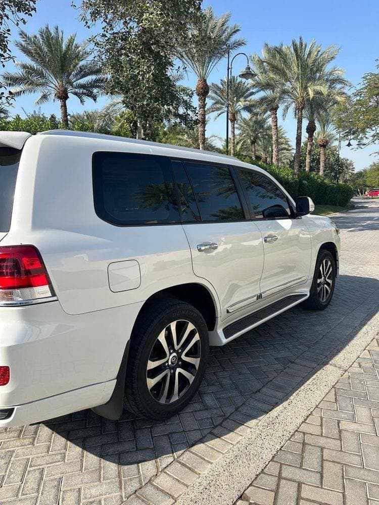 2019 Toyota Land Cruiser thumbnail 4