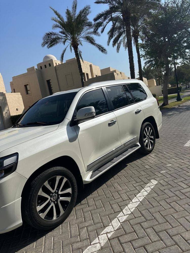 2019 Toyota Land Cruiser thumbnail 3