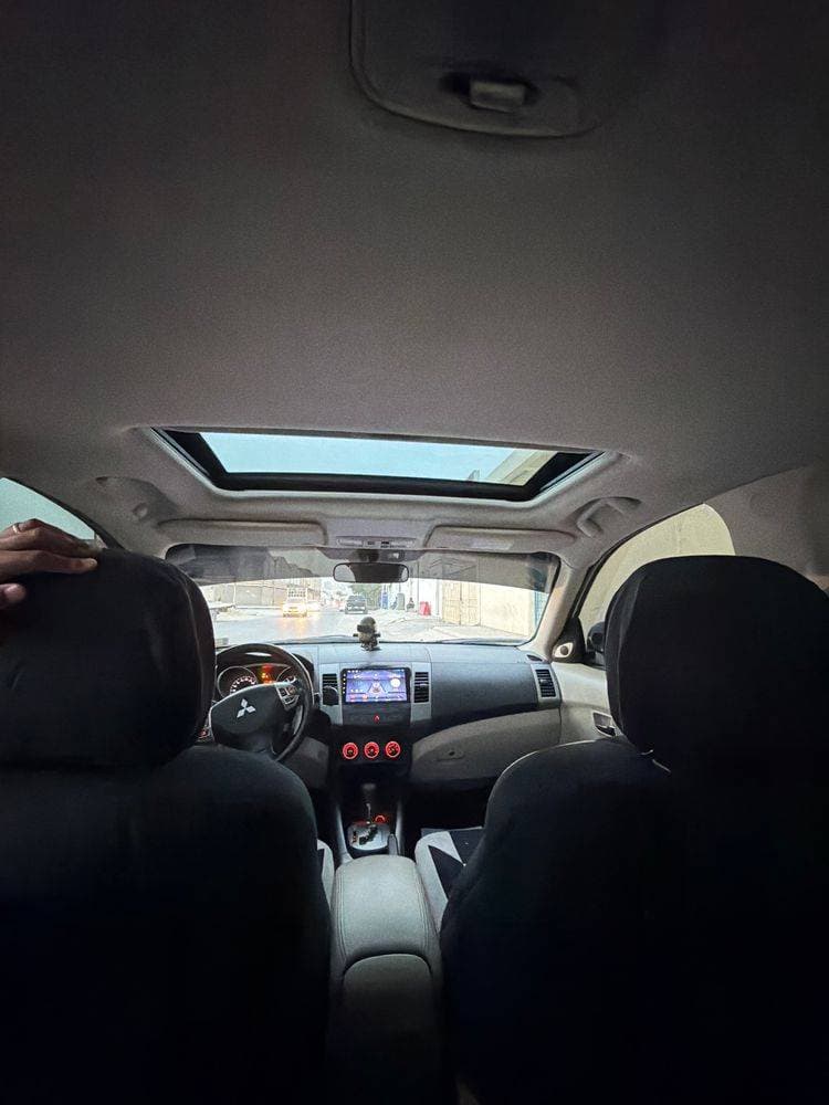 2010 Mitsubishi Outlander thumbnail 4