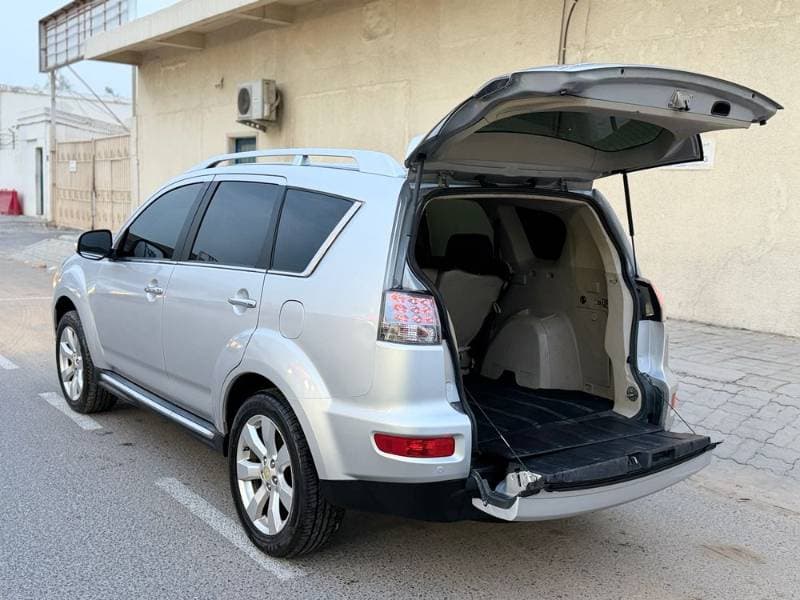 2010 Mitsubishi Outlander thumbnail 2