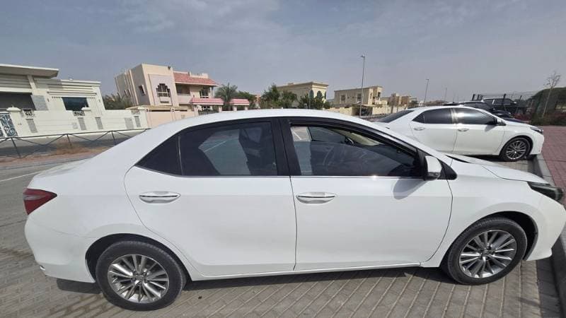 2015 Toyota Corolla thumbnail 3