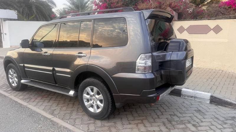 2020 Mitsubishi Pajero thumbnail 3