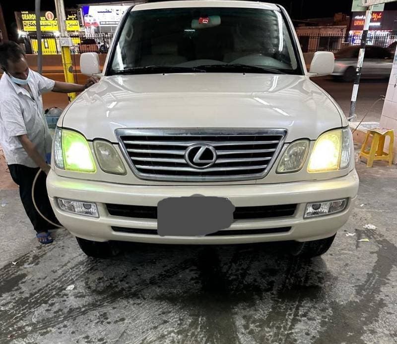 2004 Lexus LX thumbnail 2