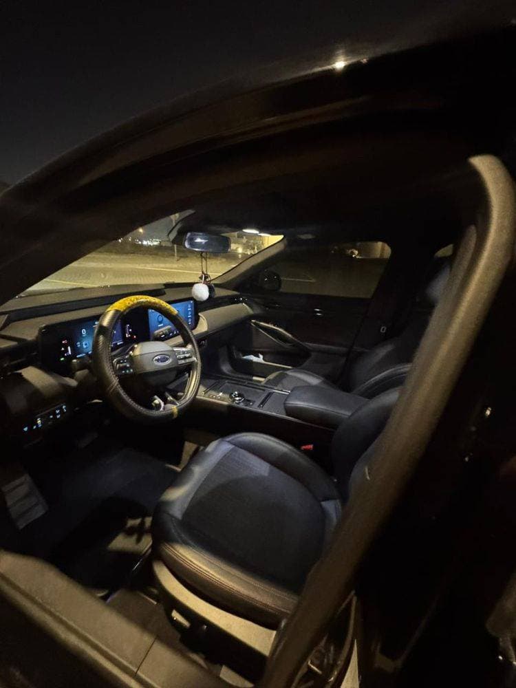 2023 Ford Taurus thumbnail 2