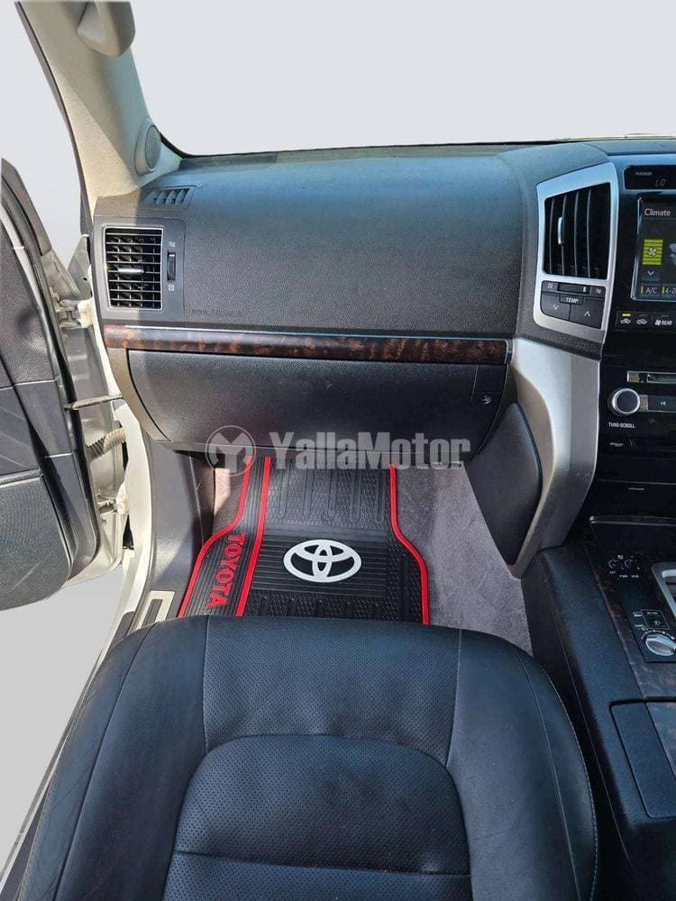 2014 Toyota Land Cruiser thumbnail 10