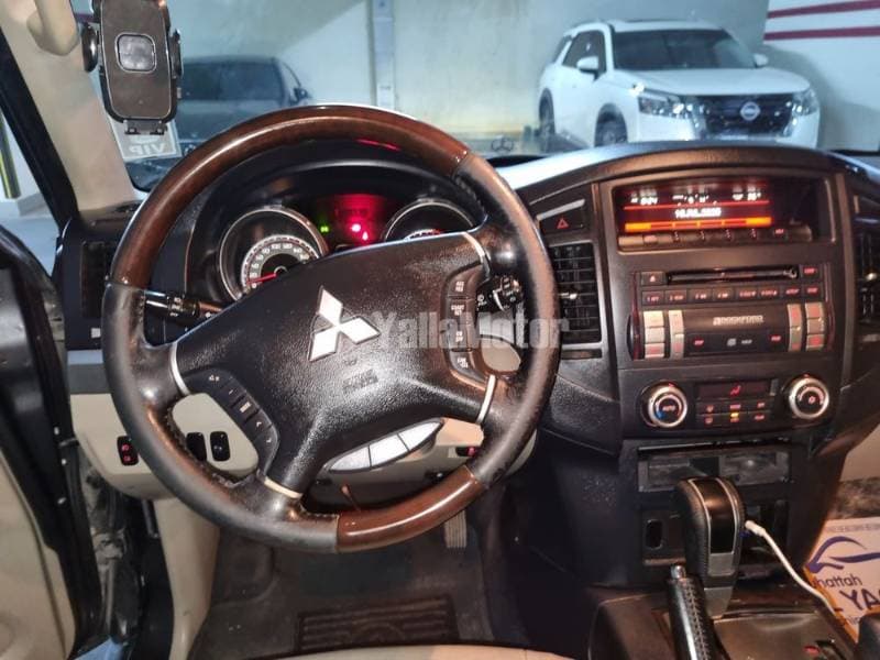 2012 Mitsubishi Pajero thumbnail 3