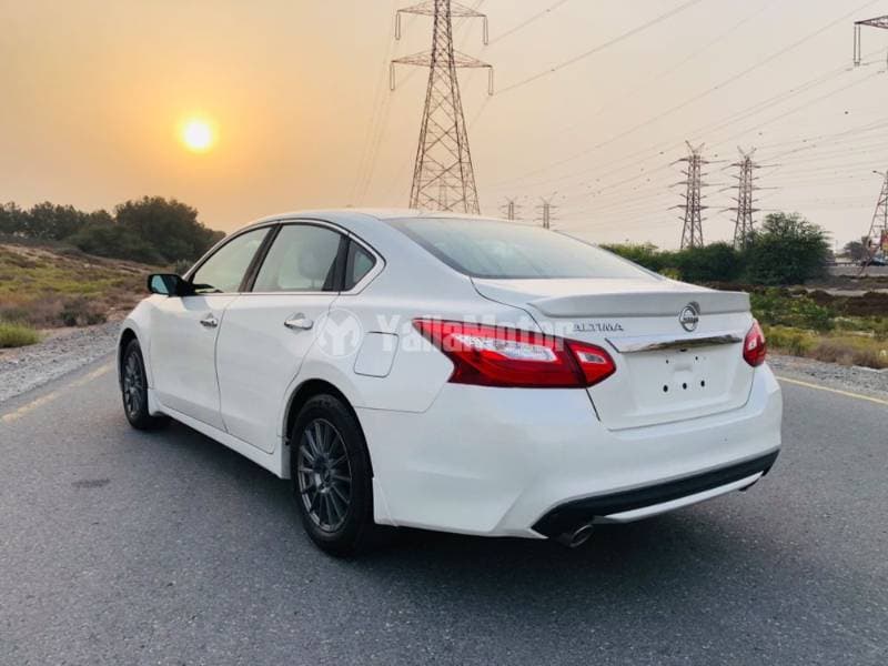 2017 Nissan Altima thumbnail 4