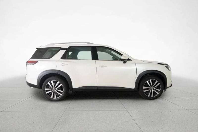 2024 Nissan Pathfinder thumbnail 2