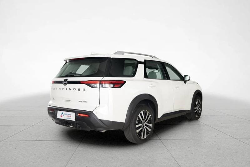 2024 Nissan Pathfinder thumbnail 3