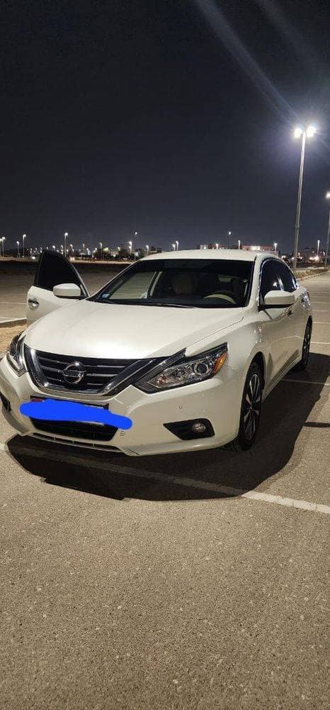 2017 Nissan Altima thumbnail 3