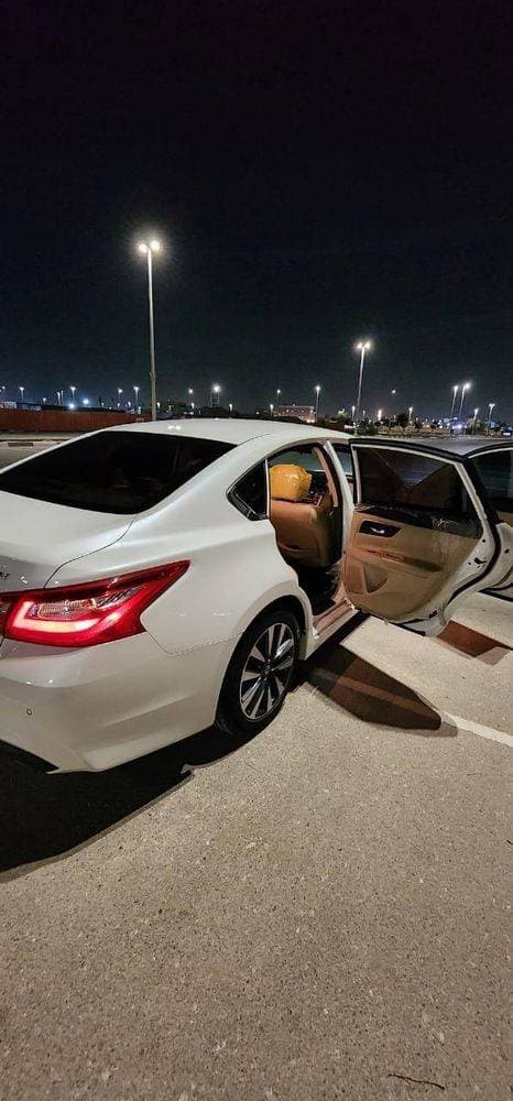 2017 Nissan Altima thumbnail 4