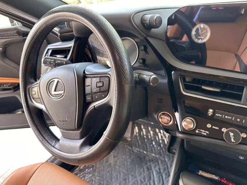 2024 Lexus ES-Series thumbnail 4