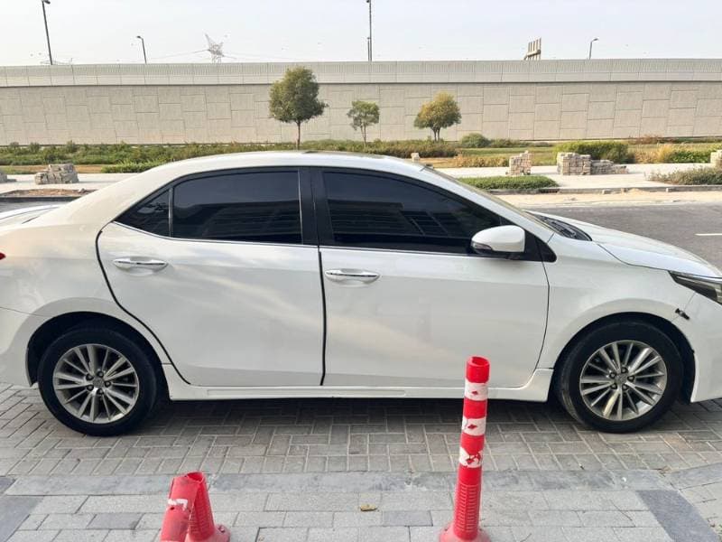 2015 Toyota Corolla thumbnail 4