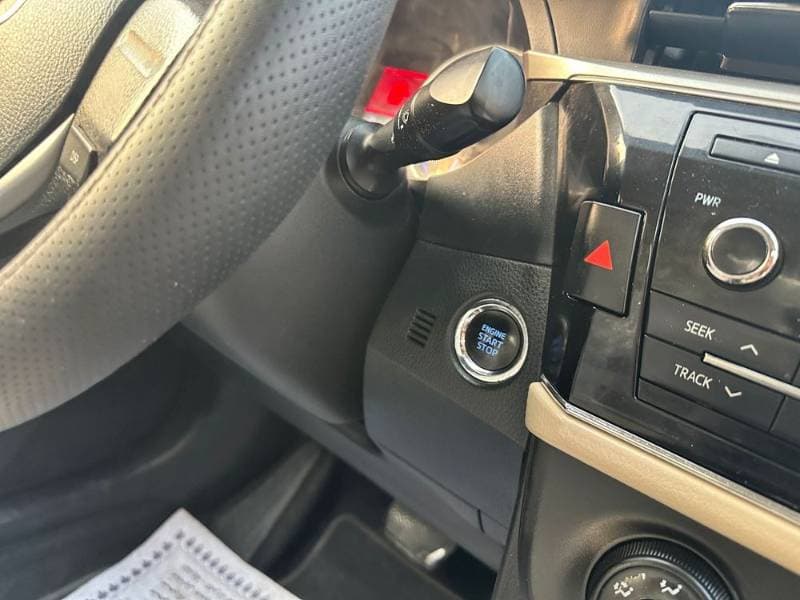 2015 Toyota Corolla thumbnail 4
