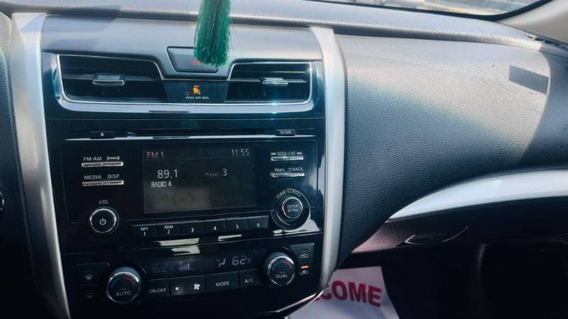 2015 Nissan Altima thumbnail 4