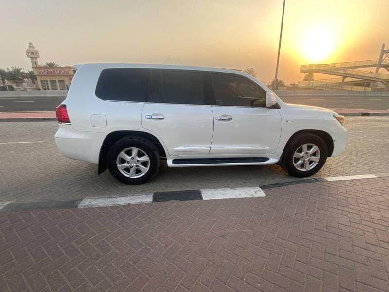 2009 Lexus LX 570 thumbnail 2