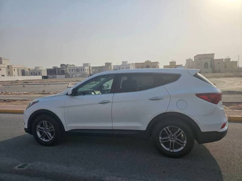 2017 Hyundai Santa Fe thumbnail 3