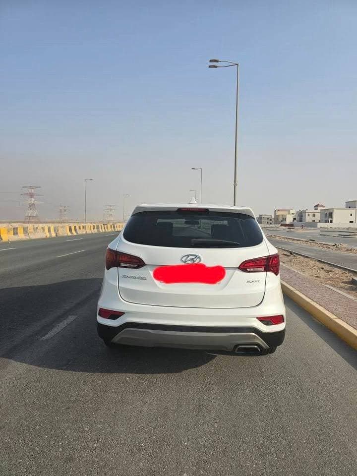 2017 Hyundai Santa Fe thumbnail 4