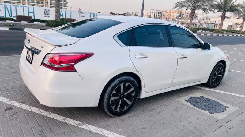 2016 Nissan Altima thumbnail 2