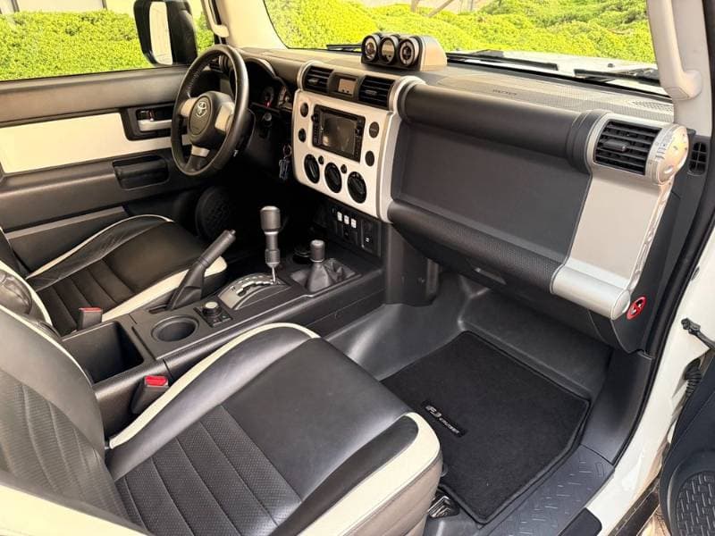 2016 Toyota FJ Cruiser thumbnail 9