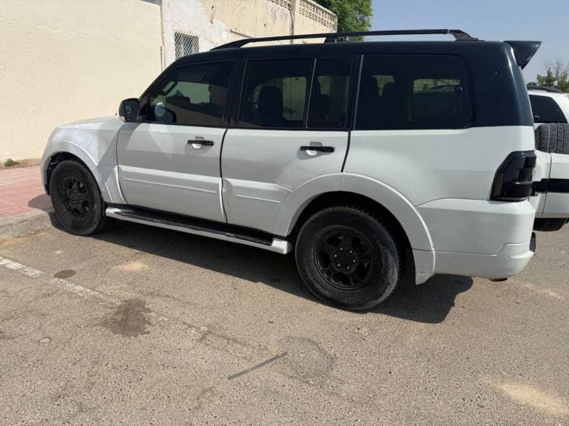 2008 Mitsubishi Pajero thumbnail 3