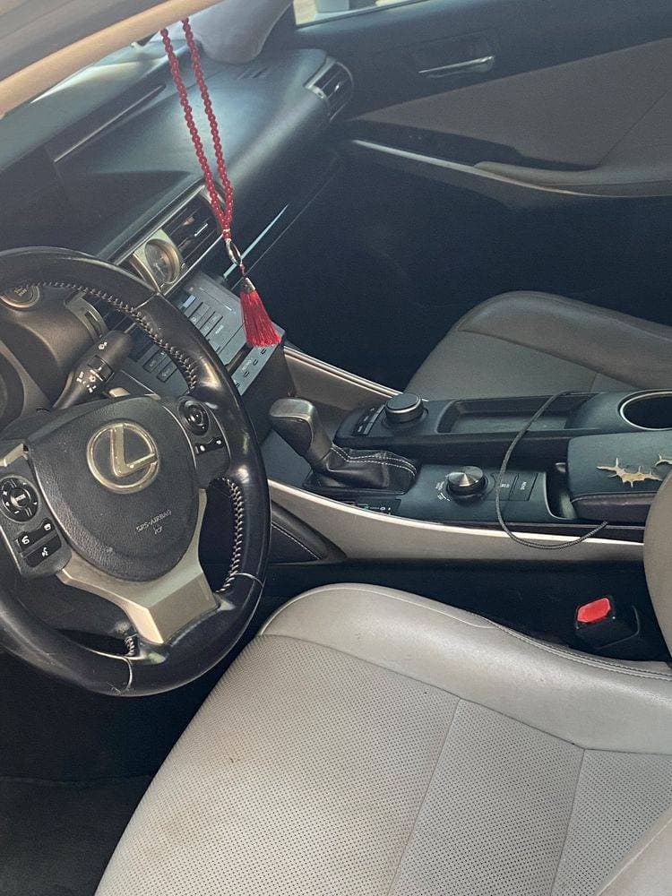 2016 Lexus IS-Series thumbnail 4