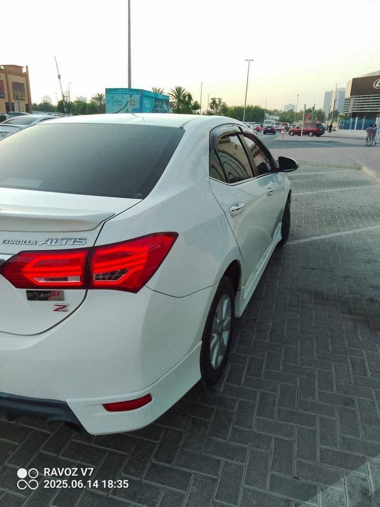 2014 Toyota Corolla thumbnail 4