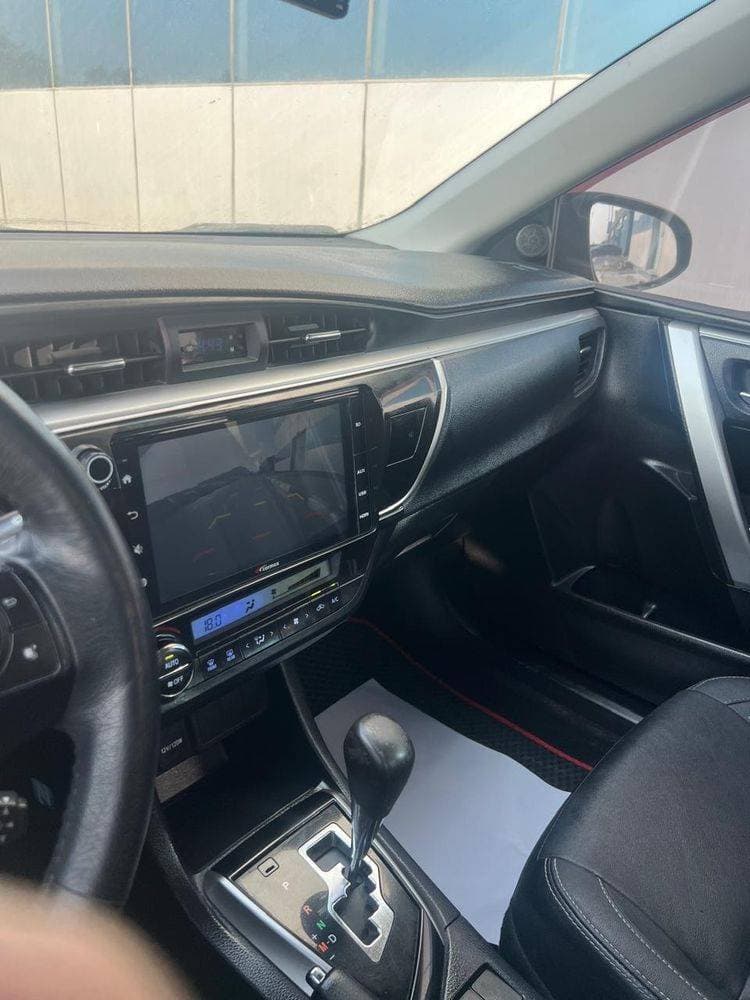 2016 Toyota Corolla thumbnail 2