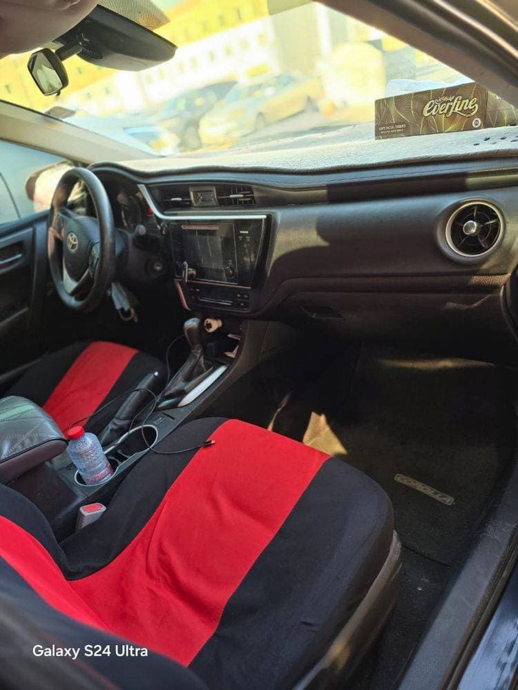 2017 Toyota Corolla thumbnail 3
