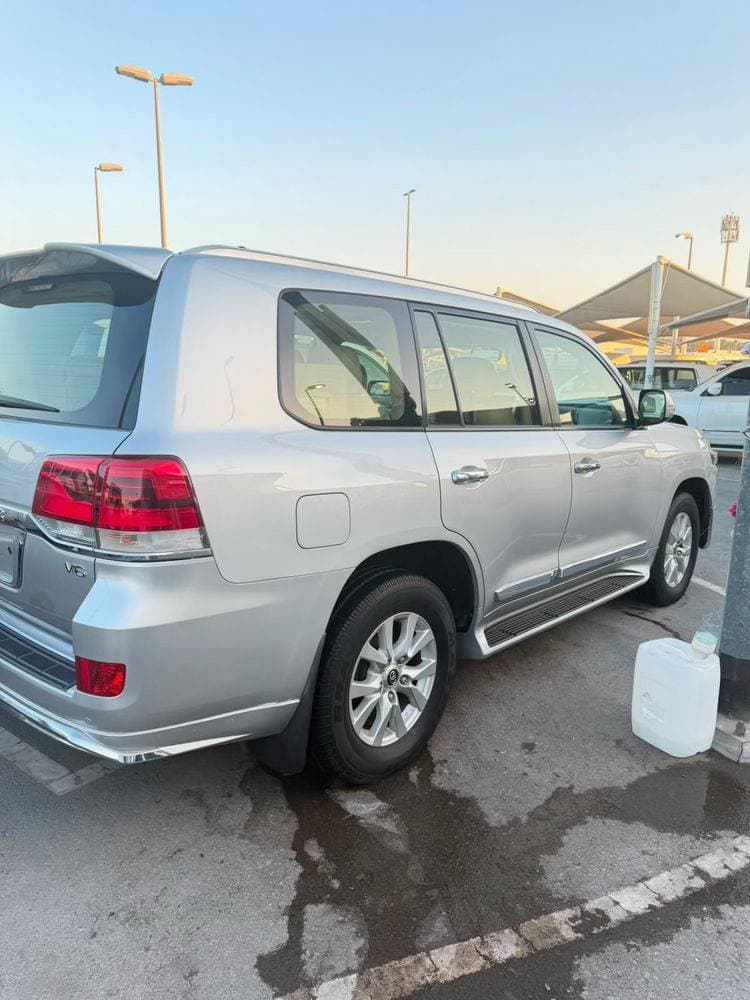 2017 Toyota Land Cruiser Prado thumbnail 4