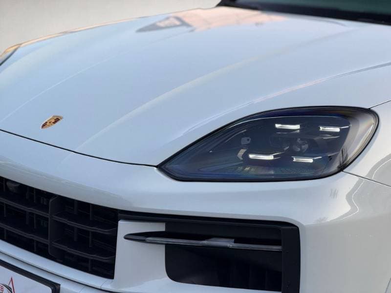 2024 Porsche Cayenne thumbnail 2