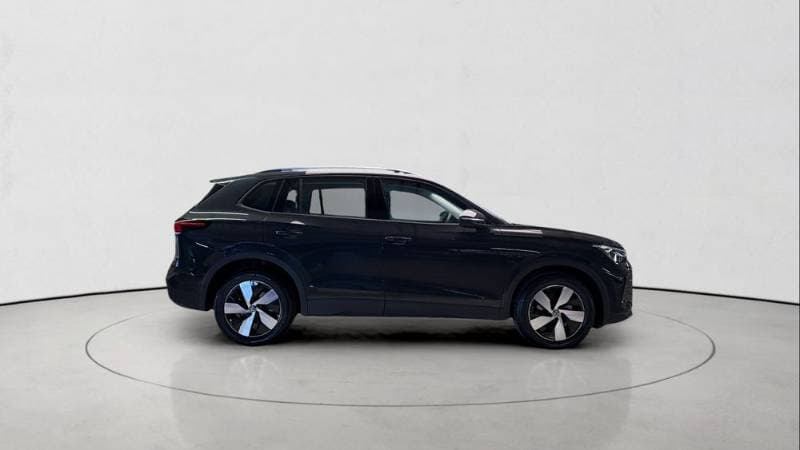 2026 Volkswagen Tiguan thumbnail 3