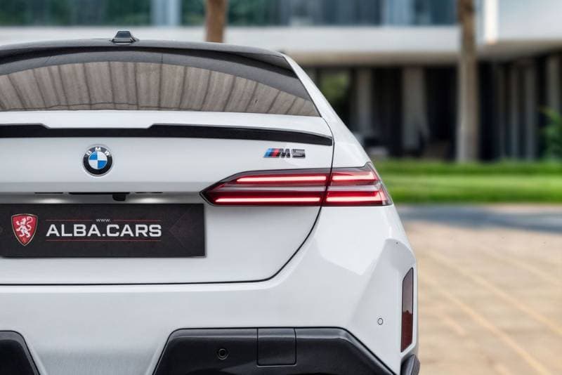 2025 BMW 5 Series thumbnail 6
