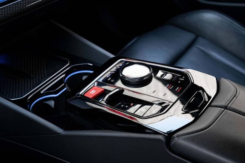 2025 BMW 5 Series thumbnail 10