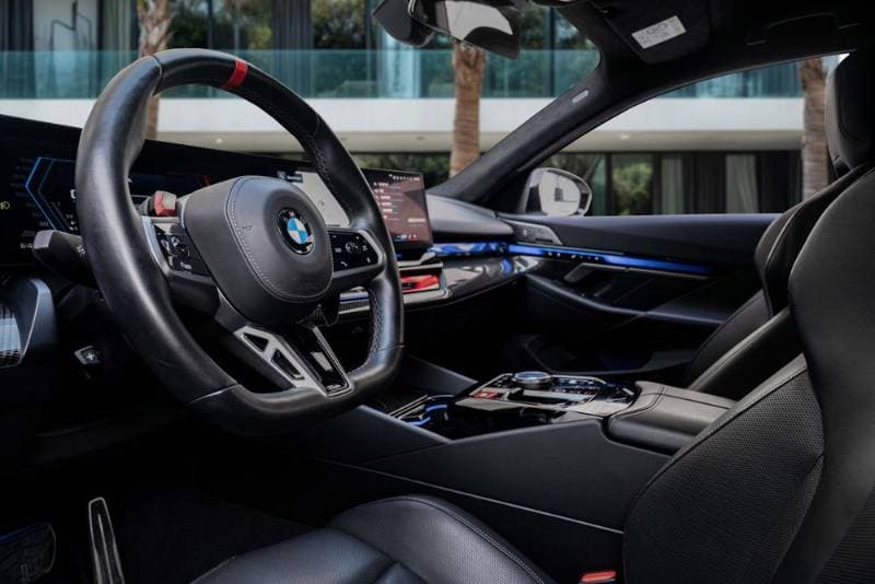 2025 BMW 5 Series thumbnail 9