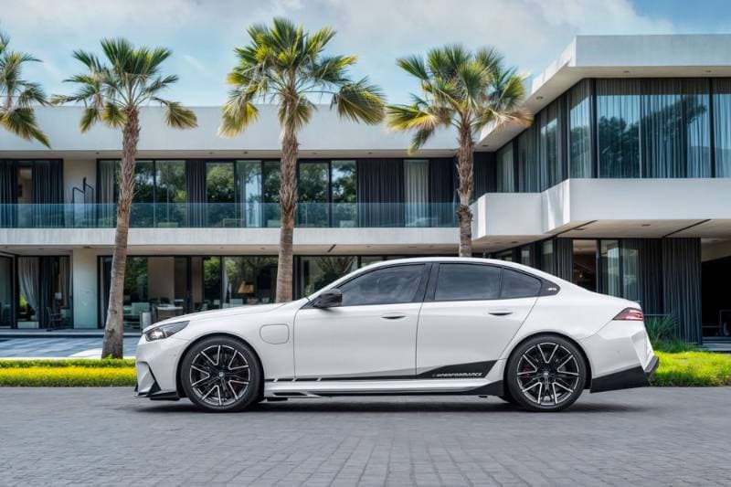2025 BMW 5 Series thumbnail 2