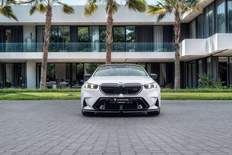 2025 BMW 5 Series thumbnail 4