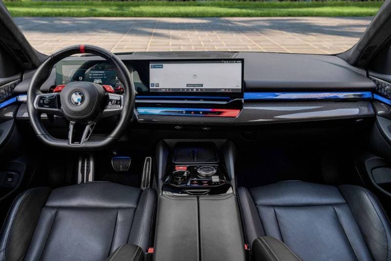 2025 BMW 5 Series thumbnail 8