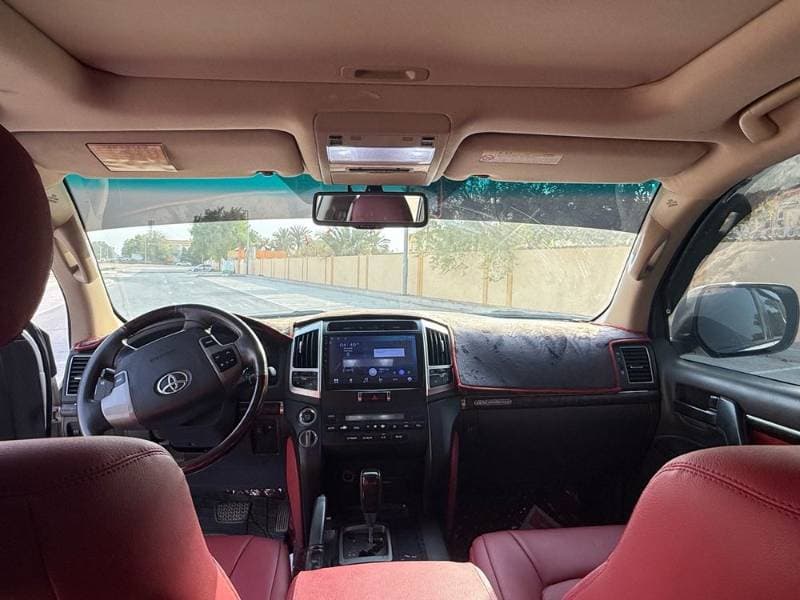 2011 Toyota Land Cruiser thumbnail 3
