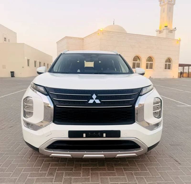 2024 Mitsubishi Outlander thumbnail 3