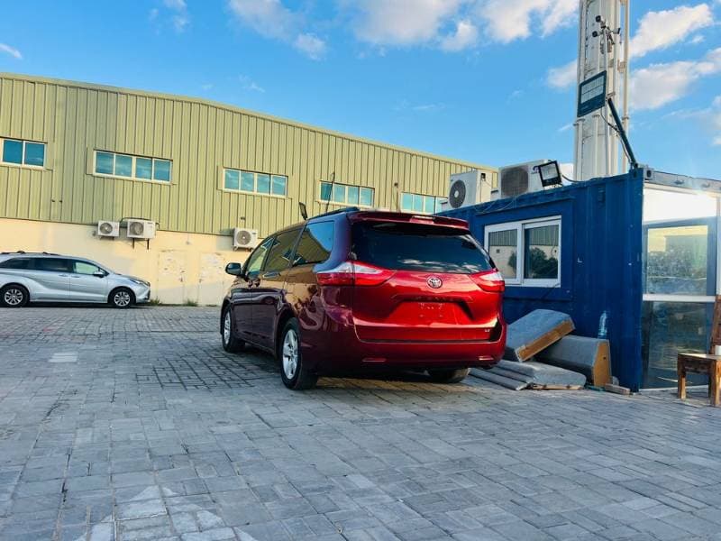 2017 Toyota Sienna thumbnail 2