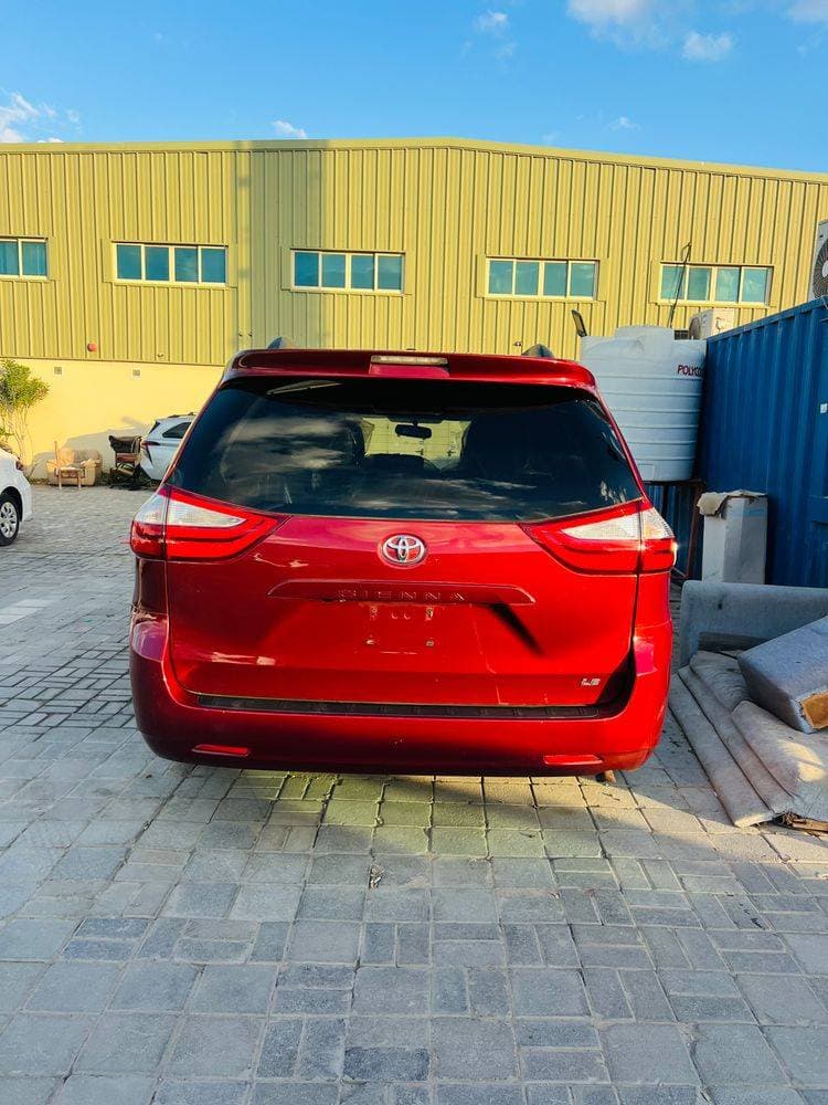 2017 Toyota Sienna thumbnail 3
