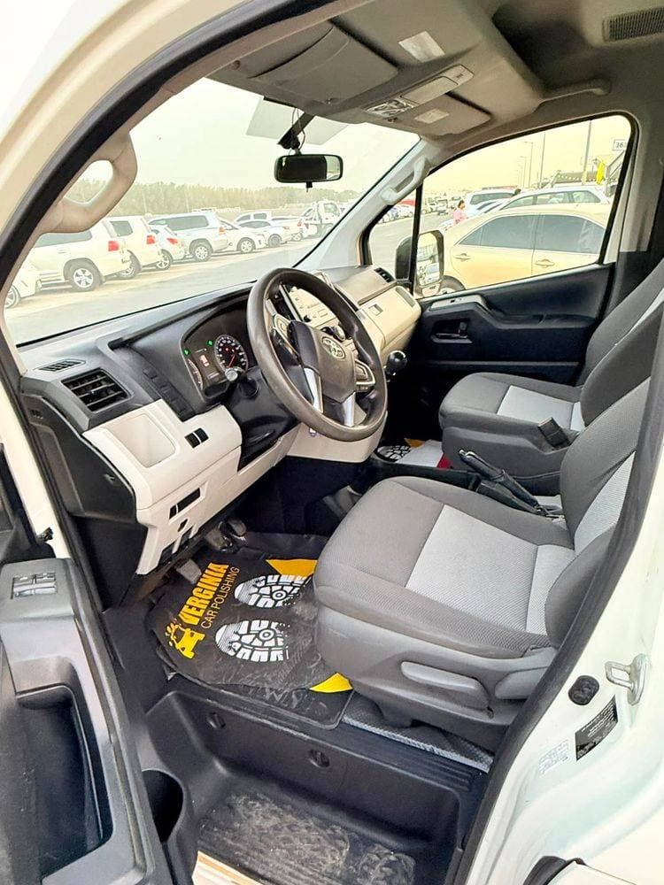 2020 Toyota Hiace thumbnail 5