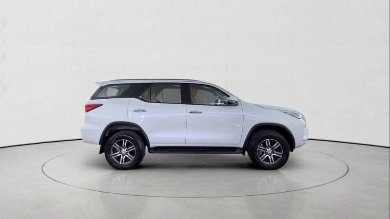 2025 Toyota Fortuner thumbnail 3
