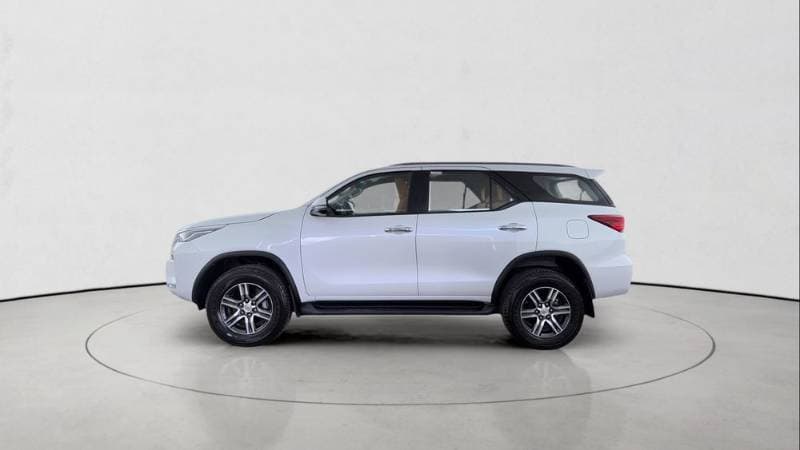 2025 Toyota Fortuner thumbnail 4