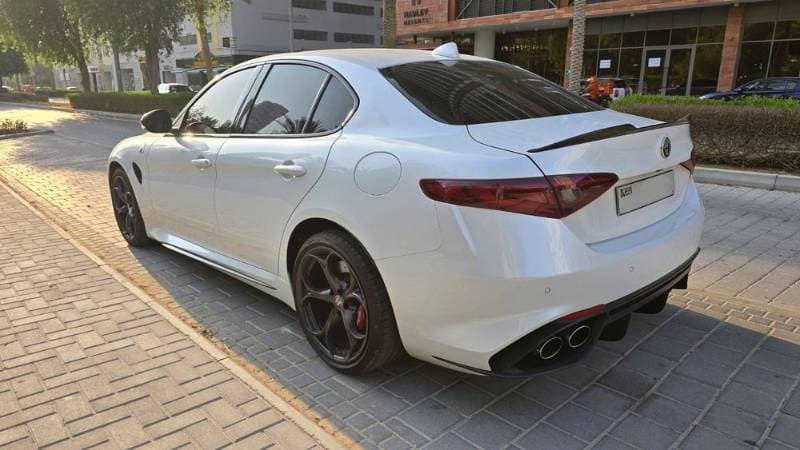 2018 Alfa Romeo Giulia thumbnail 3