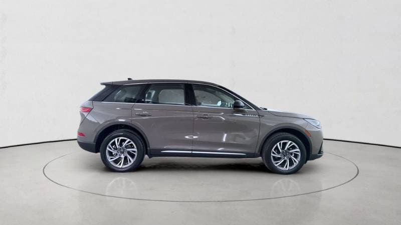 2025 Lincoln Corsair thumbnail 3