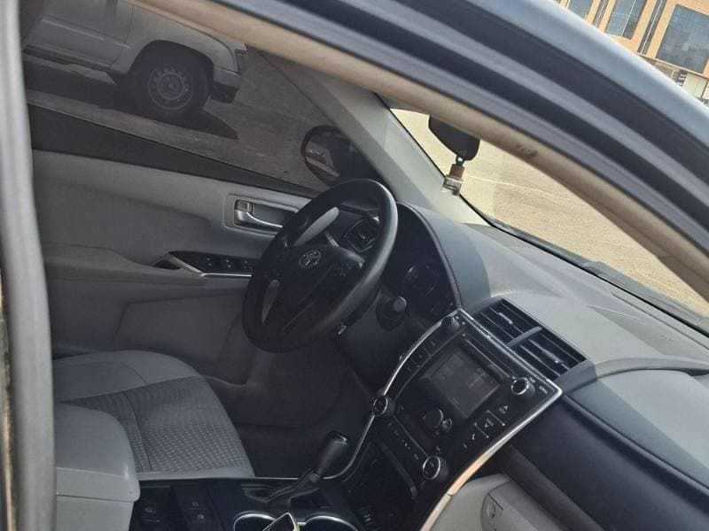2015 Toyota Camry thumbnail 2